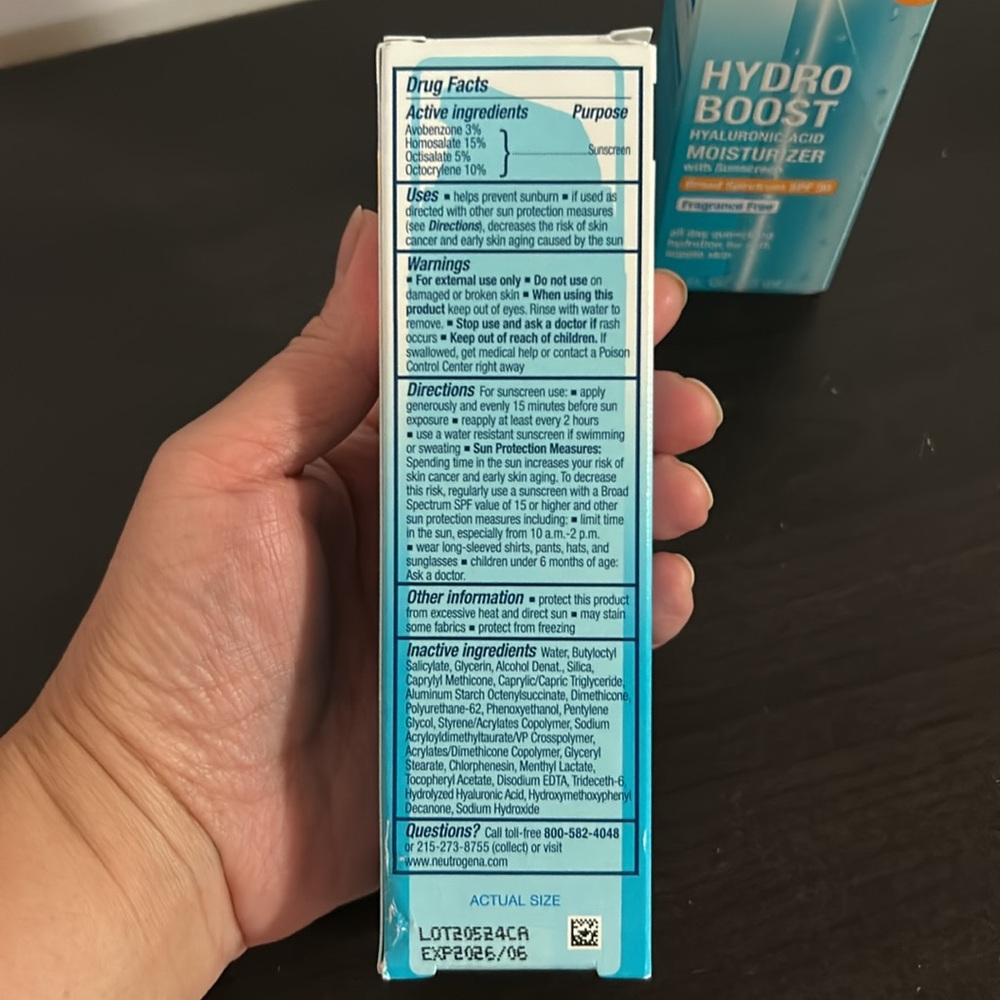 Neutrogena Hydro Boost Hyaluronic Acid Moisturizer with Sunscreen SPF 50 - Picture 4 of 6